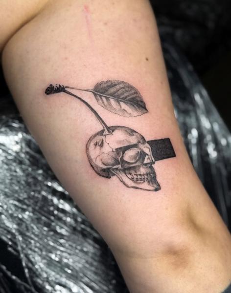 Realism skull with leaf tattoo by @nstia.tatts