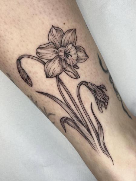 Fine line daffodil flower tattoo by @nel.does.tats
