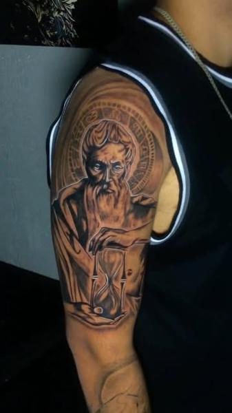 Realism philosopher hourglass tattoo by @nettovasconcelostattoo