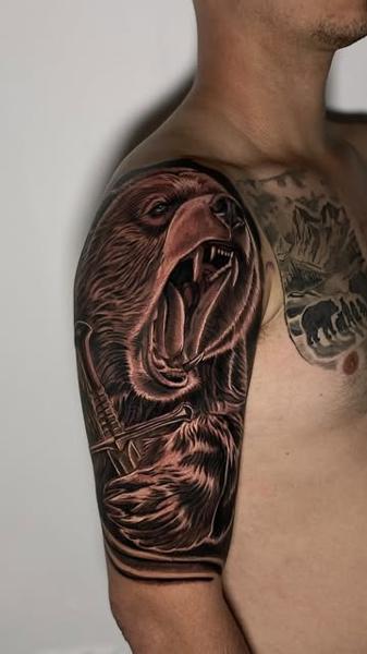 Realism roaring bear tattoo by @nettovasconcelostattoo
