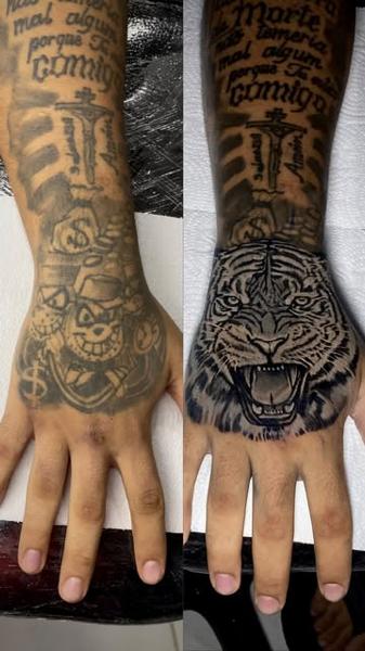Realism roaring tiger tattoo by @nettovasconcelostattoo