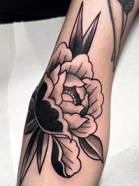 Blackwork floral peony tattoo by @ayp.nia