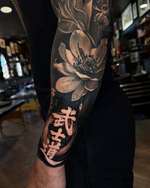 Blackwork floral kanji tattoo by @littlenicktattoo