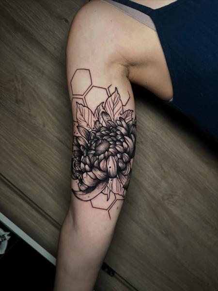 Blackwork floral hexagon tattoo by @mrduke__inkaholic