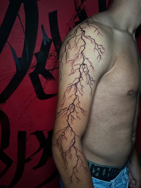 Linework lightning bolt tattoo by @mrduke__inkaholic