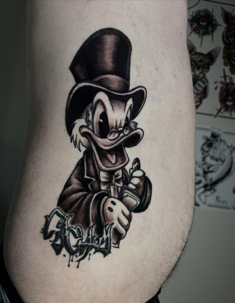 Illustrative cartoon duck tattoo by @peri_tattoo_