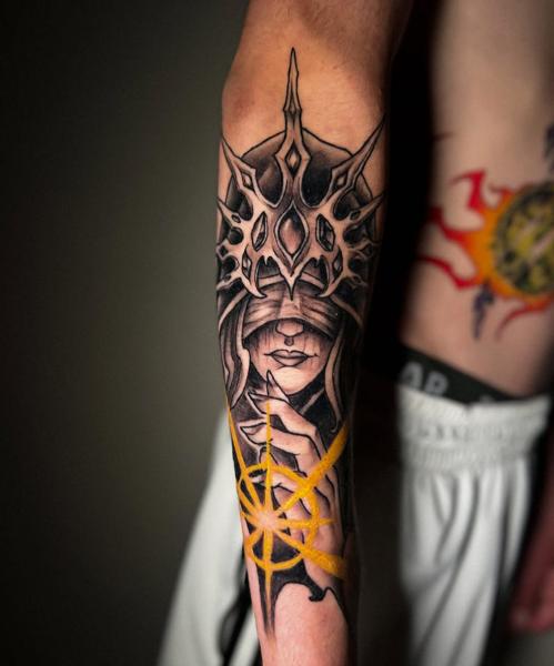 Blackwork crowned figure tattoo by @peri_tattoo_