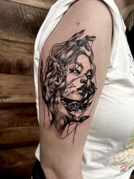 Realism woman and hands tattoo by @nikosrodis