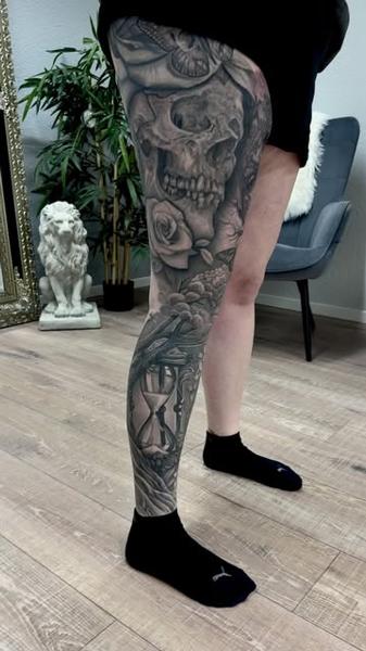 Realism skull and hourglass tattoo by @noemikovacstattoo