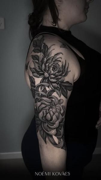 Blackwork floral sleeve tattoo by @noemikovacstattoo