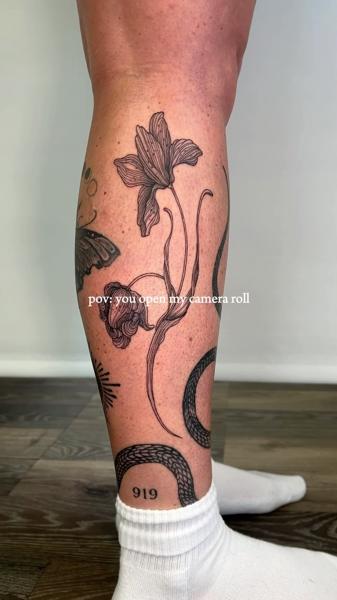 Fine Line floral snake tattoo by @olgabanas