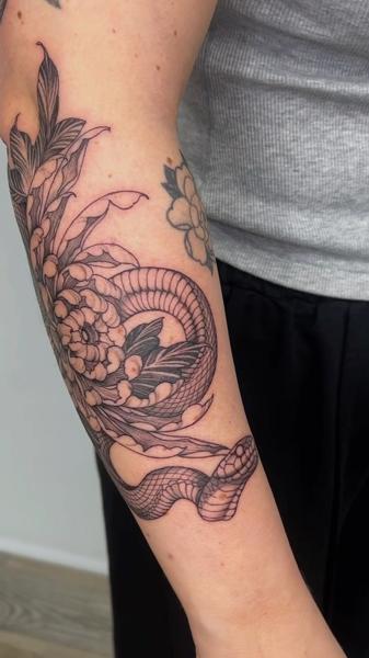 Linework floral snake tattoo by @olgabanas