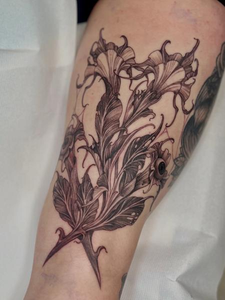 Fine Line floral design tattoo by @olgabanas