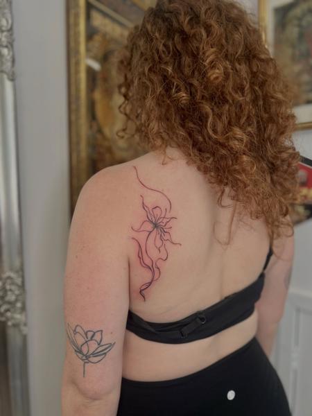 Fine Line floral linework tattoo by @olgabanas
