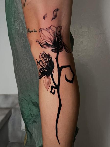 Blackwork floral stem tattoo by @omnia_black_