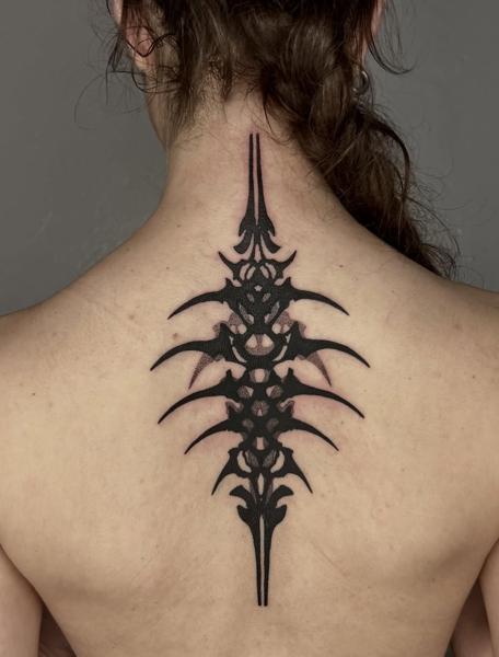 Blackwork ornamental spine tattoo by @omnia_black_