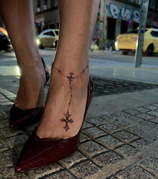 Fine line ornamental chain tattoo by @omnia_black_