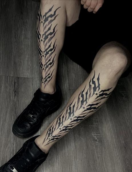 Blackwork abstract tribal tattoo by @omnia_black_