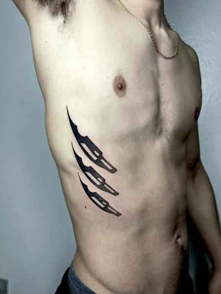Blackwork abstract claw marks tattoo by @omnia_black_