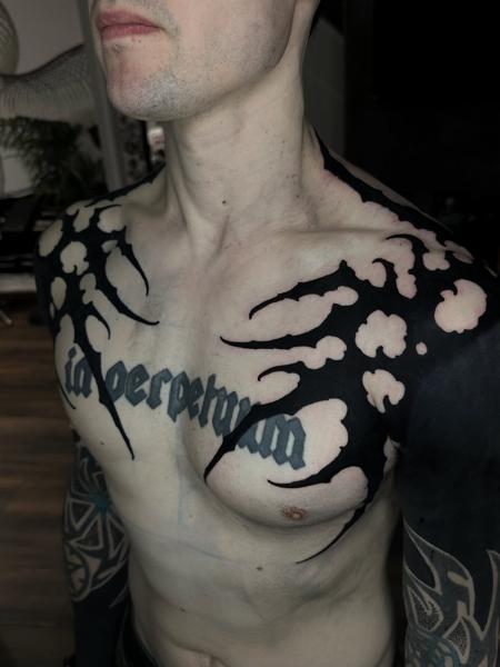 Blackwork negative space claws tattoo by @oscar.tttst_