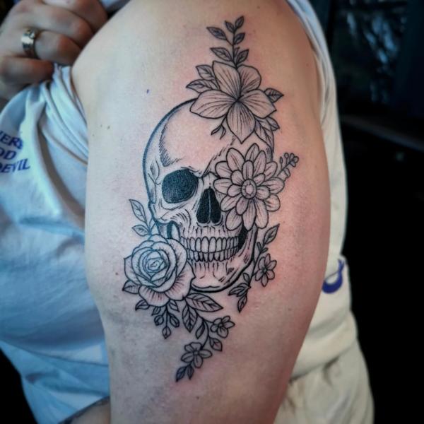 Blackwork floral skull tattoo by @outcast.tattoo.budapest