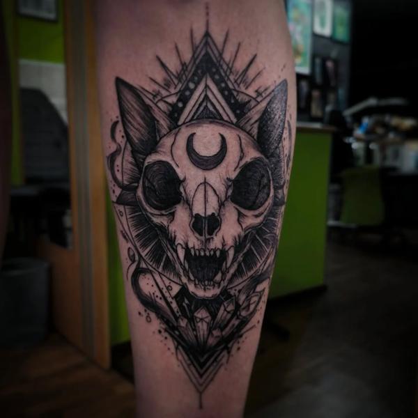 Blackwork animal skull tattoo by @outcast.tattoo.budapest