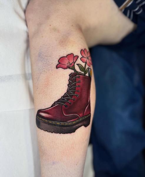 Illustrative boot with flowers tattoo by @paigehutchinson_tattoo
