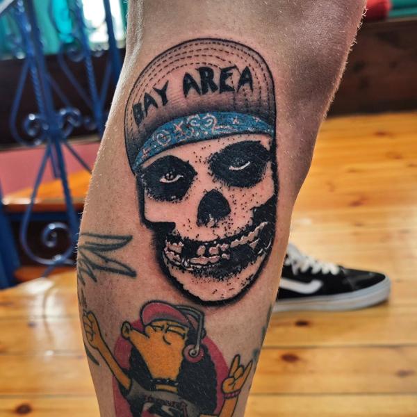 Illustrative skull with bandana tattoo by @panosntolas