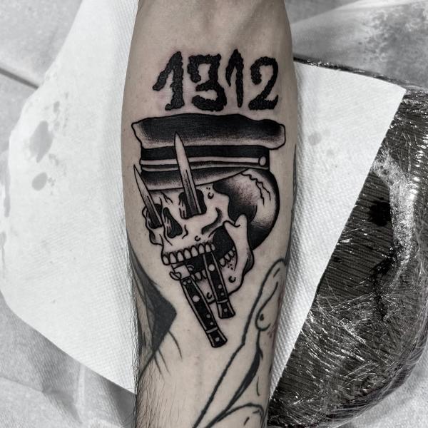 Blackwork skull with knife tattoo by @stonerstattoo
