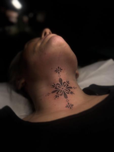 Blackwork floral pattern tattoo by @parispamelatattoo