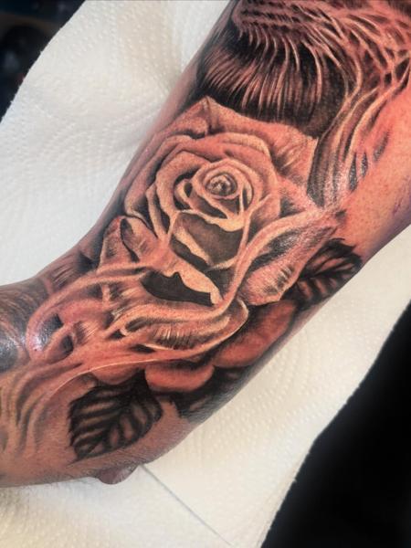 Realism realistic rose tattoo by @parispamelatattoo