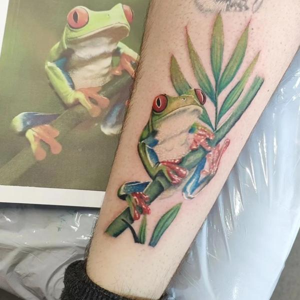 Realism tree frog tattoo by @mrdbtattoo