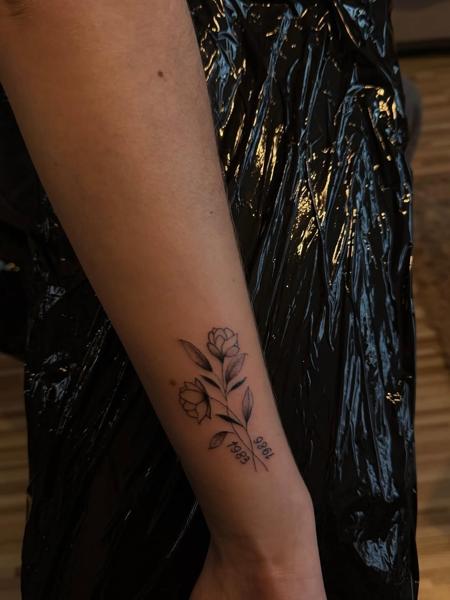 Fine line floral dates tattoo by @kulo_tattoo_art