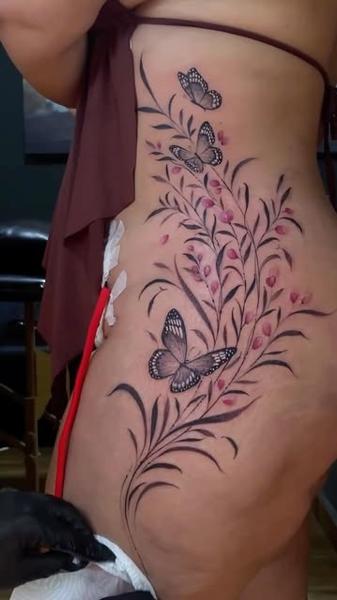 Illustrative floral butterflies tattoo by @pedroepollytattoo