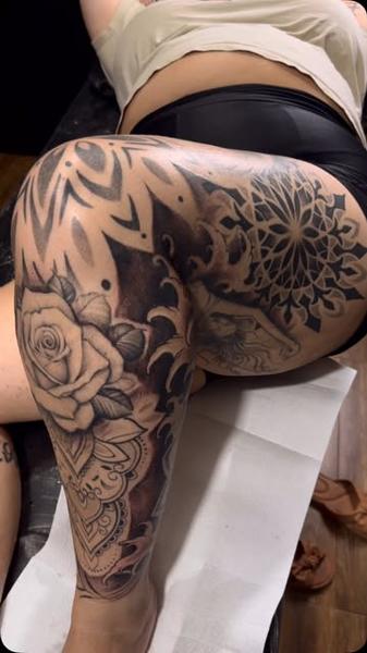 Ornamental blackwork floral mandala abstract tattoo by @pedroepollytattoo