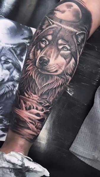 Realism wolf portrait tattoo by @pedrovandiesel