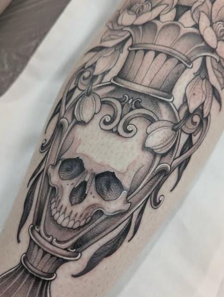 Blackwork ornate skull tattoo by @penelopetentakles