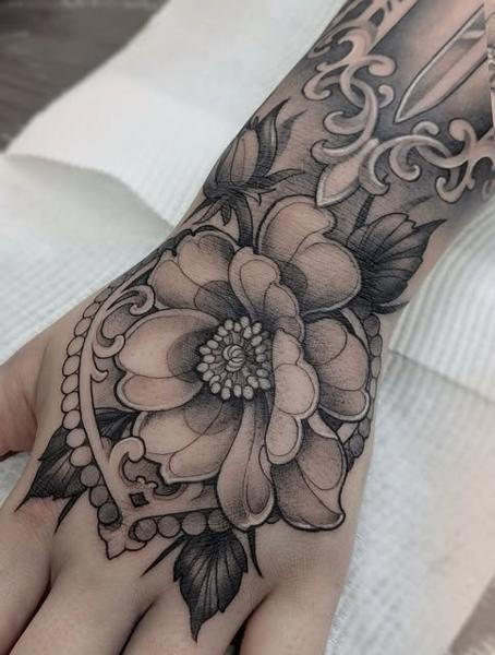 Blackwork floral design tattoo by @penelopetentakles