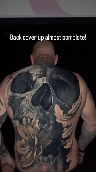 Blackwork floral skull tattoo by @lilpete_tattoo