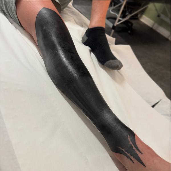 Blackwork blackout leg tattoo by @petermurrayartist
