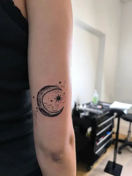 Fine line crescent moon tattoo by @artbymateospi