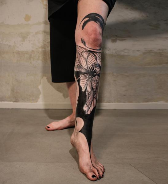 Blackwork abstract floral tattoo by @piluvonwehrmak