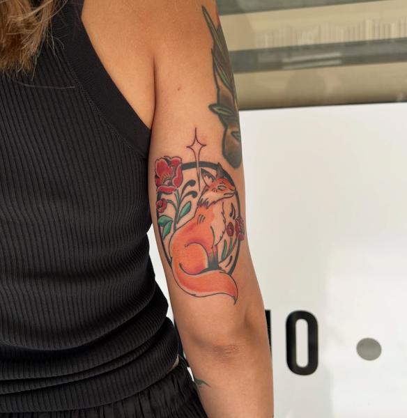 Illustrative fox and flowers tattoo by @buggietattoostudio