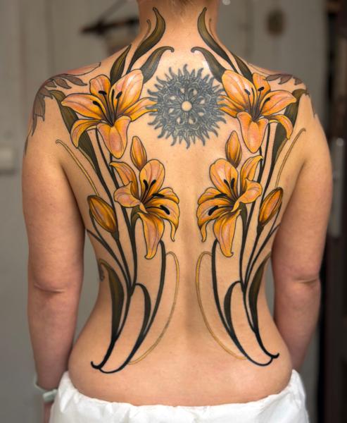 Color Realism floral lilies tattoo by @psyhiskond