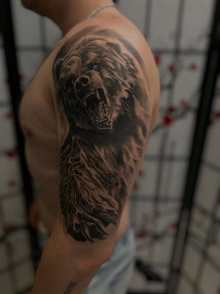 Realism roaring bear tattoo by @rafaels_art_and_tattoo