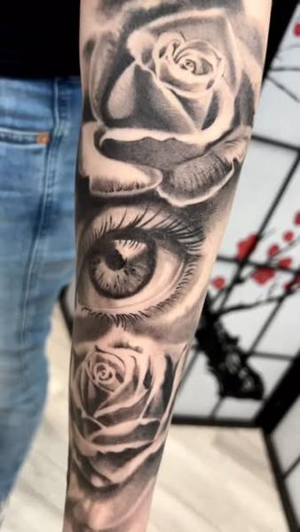 Realism eye and roses tattoo by @rafaels_art_and_tattoo