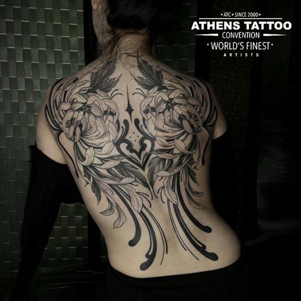 Blackwork floral backpiece tattoo by @raniatattoos