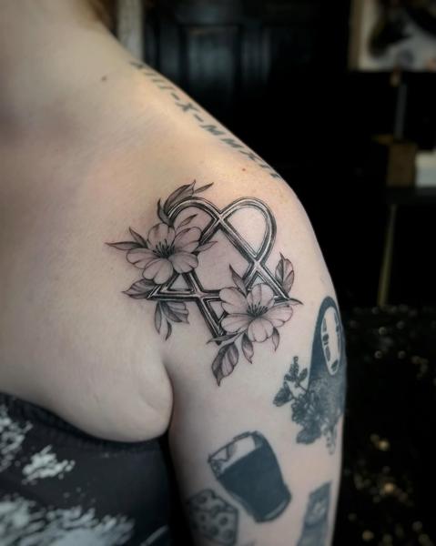 Fine line floral geometric tattoo by @rosiemalonetattoos