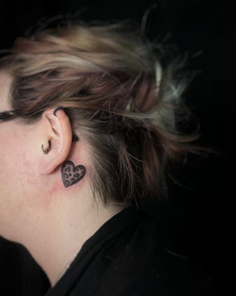 Blackwork leopard heart tattoo by @rosiemalonetattoos