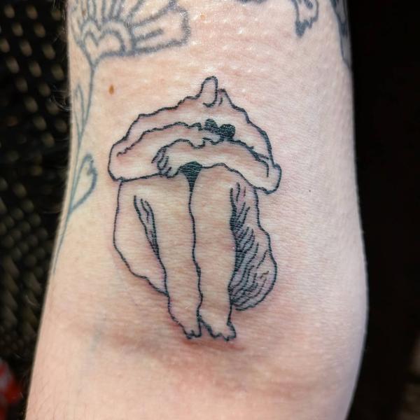 Illustrative curled figure tattoo by @lichentats